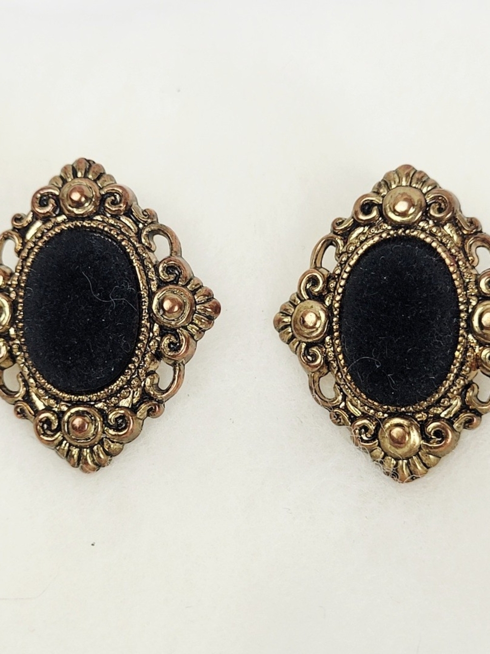 Vtg 80s 90s~Victorian Gold Tone Velvet Post Earrings Open Scroll